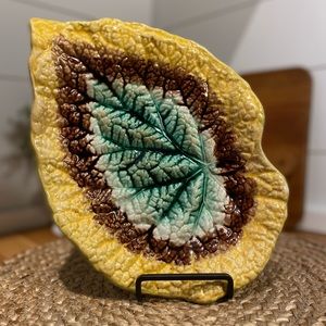 Majolica Begonia Leaf Dish